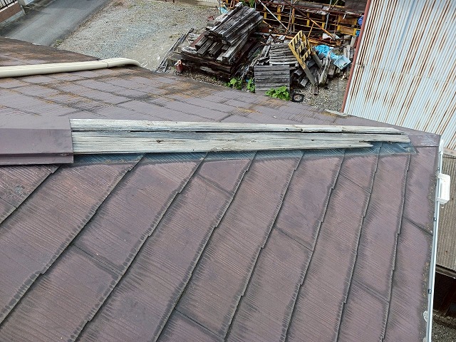 スレート屋根の板金剥がれ